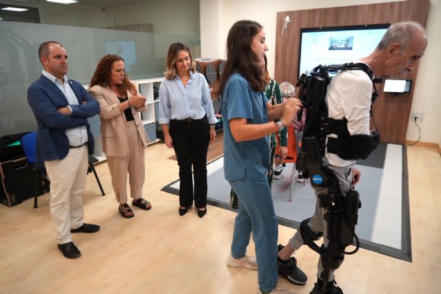 La consejera de Política Social visita la Unidad de Robótica para la Rehabilitación puesta en marcha por Integra