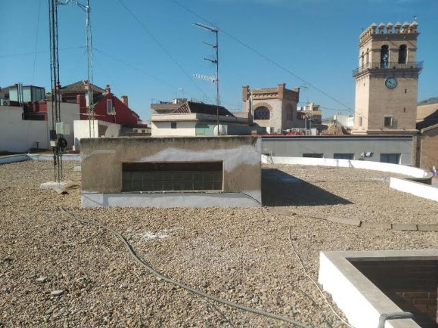 Arreglan la techumbre del Centro Municipal de la plaza Balsa Vieja