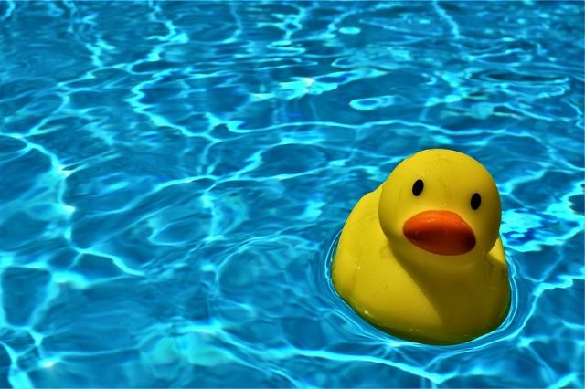 Ofrecen recomendaciones antes de comprar juguetes infantiles de baño y playa para evitar accidentes en el agua