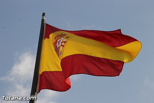 La bandera de España luce en la plaza de la Constitución durante estos días