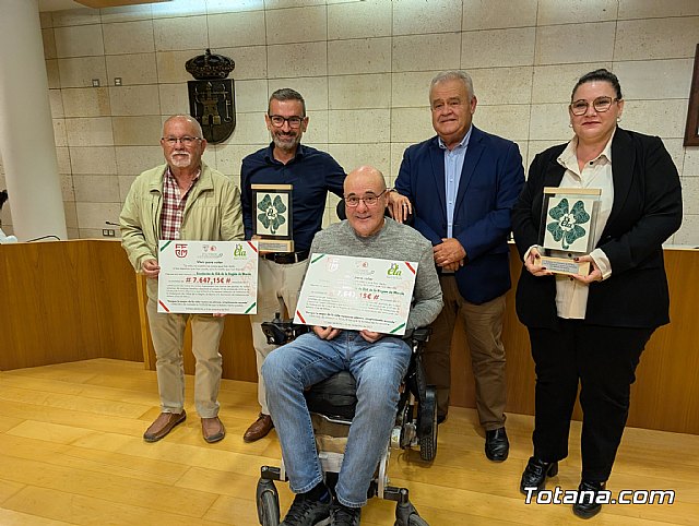 Totana se vuelca con la ELA y entrega un cheque de 7.647,15 euros tras un histórico partido benéfico