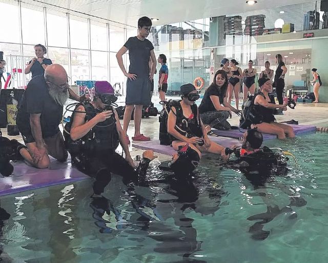 Bautismo de buceo para mujeres por el 8M