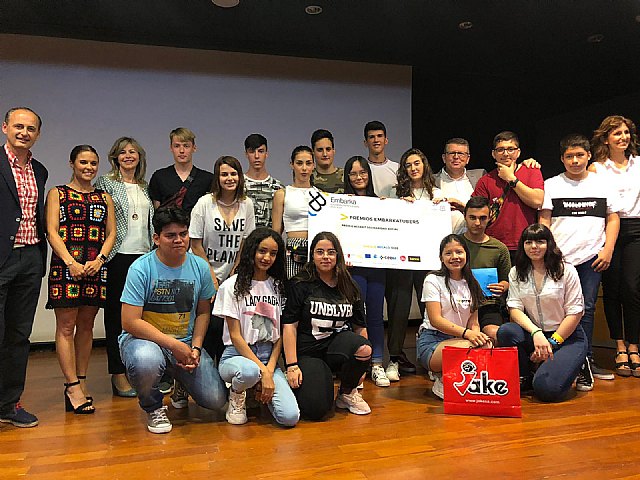 Alumnos del colegio Reina Sofía han recibido de la Consejería de Educación el premio a la solidaridad Social