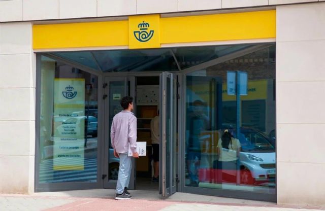 Catorce oficinas de Correos en la Región facilitan a las personas migrantes la presentación presencial de sus solicitudes de regularización