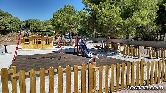 Finalizan las obras del área de juegos infantiles en la urbanización 'La Charca'