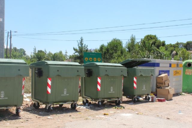 Instan a realizar un uso adecuado de los contenedores en las zonas de los Huertos y las pedanías en verano