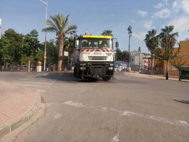 Las labores de desinfección acometidas por la Brigada de Conservación de Carreteras del Estado vienen a complementar los trabajos diarios municipales en los espacios más sensibles