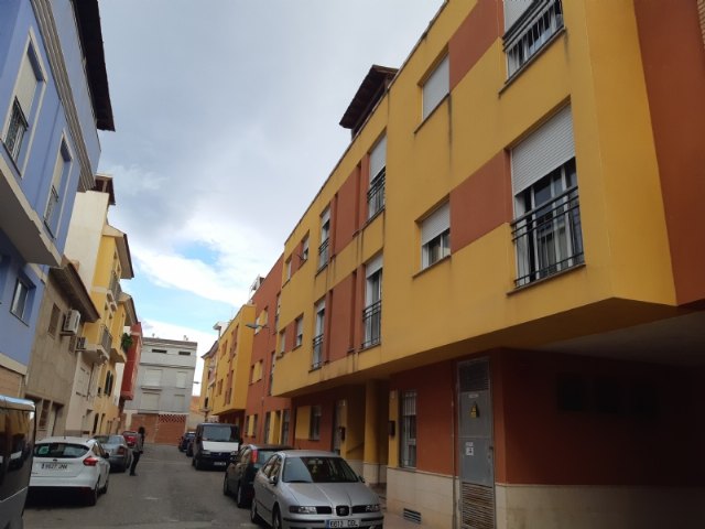 Agentes de la Policía Local auxilian a los moradores de una vivienda que había sufrido un incendio
