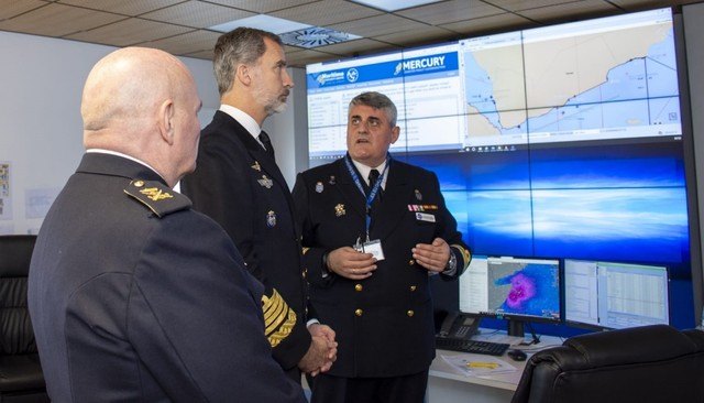 El Capitán de Corbeta, el totanero Diego Cánovas Cánovas, atiende la visita de SM el Rey Felipe VI en el Cuartel General dentro de la Operación Atalanta de la Unión Europea en Somalia