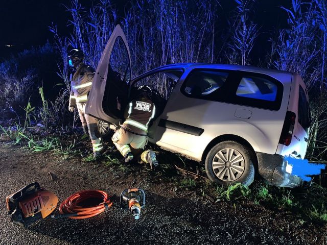 Servicios de emergencia rescatan y trasladan a un herido en accidente de tráfico en Totana
