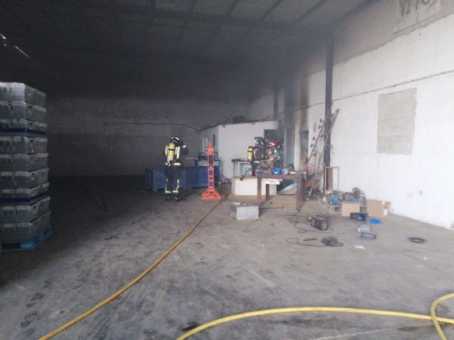 Sanitarios han atendido a un hombre afectado por el humo en el incendio producido en una máquina secadora de pimientos en Totana