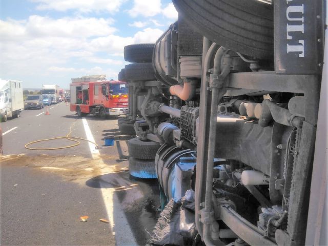 Trasladan al hospital al conductor de un camión que ha volcado en la autovía, en Totana