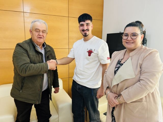 Ceden dos nidos del Vivero de Empresas a un joven emprendedor cuya actividad dedica al diseño y comercialización de llaveros para empresas