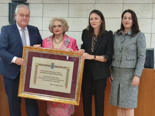 Se concede el Título de Hija Adoptiva de la Leal y Noble Ciudad de Totana a Julia de la Peña García en un acto institucional celebrado en el salón de plenos