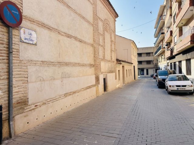 Este lunes comienzan las obras de renovación de redes y acometidas de agua y pavimentado en la calle Gómez Pellicer, en la fachada posterior de la parroquia de Santiago