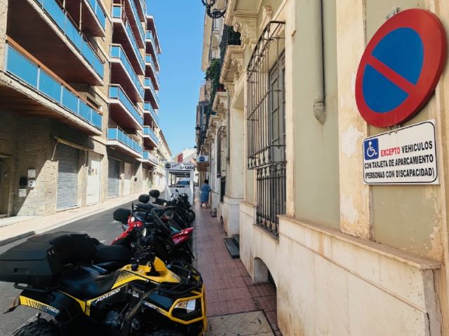 La Policía Local mantiene la campaña de vigilancia de los estacionamientos indebidos, preservando las zonas de carga y descarga, salida de vehículos y aparcamientos para discapacitados