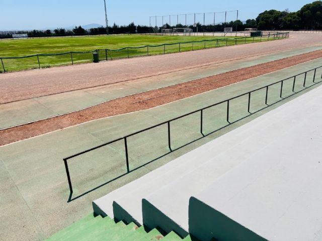 Acuerdan evaluar el coste y viabilidad de la reforma de la pista de atletismo del Polideportivo Municipal “6 de Diciembre”