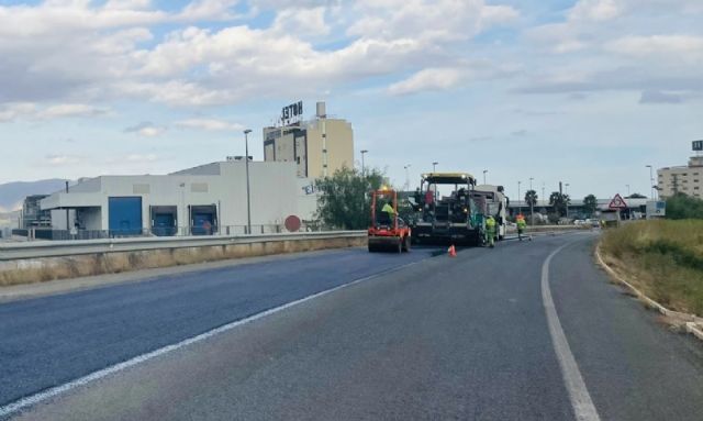 La Dirección General de Carreteras arregla los deterioros provocados en la calzada de la Circunvalación Norte de Totana RM-502 en los últimos años