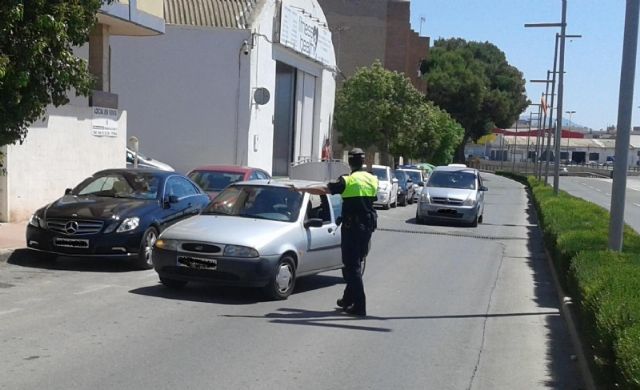 La Policía Local se adhiere a la campaña especial de vigilancia de la DGT que pone el foco esta semana en las distracciones al volante, como hablar por el móvil