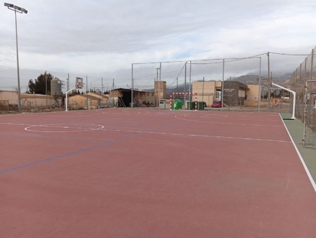 Suscriben un convenio con la Asociación de Vecinos de Lébor para la utilización y gestión de la pista deportiva de esta pedanía