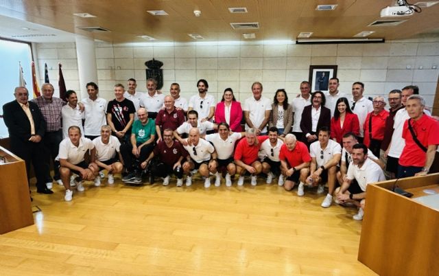 El Ayuntamiento realiza una recepción institucional a las delegaciones de la Selección de Veteranos de la FFRM y la Asociación del Athletic de Bilbao