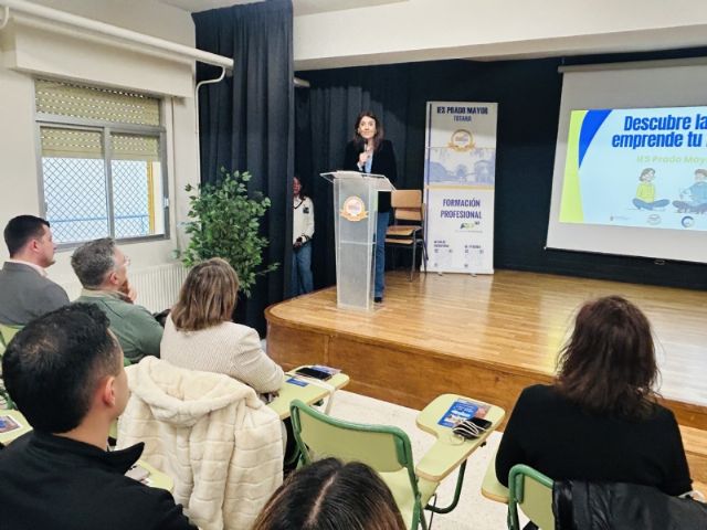 El IES Prado Mayor celebra una feria y jornada informativa para dar a conocer la oferta formativa y características de las familias profesionales del centro