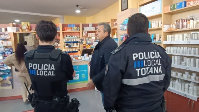 Agentes de la Policía Local visitan los establecimientos de las principales zonas comerciales de Totana con el fin de conocer las necesidades de comerciantes y hosteleros