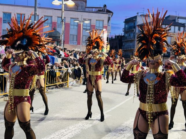 Miles de personas disfrutaron en las calles de Totana del gran desfile del Carnaval de adultos, en el que la magia, el color y la diversión ganaron el pulso a la incertidumbre por el temporal