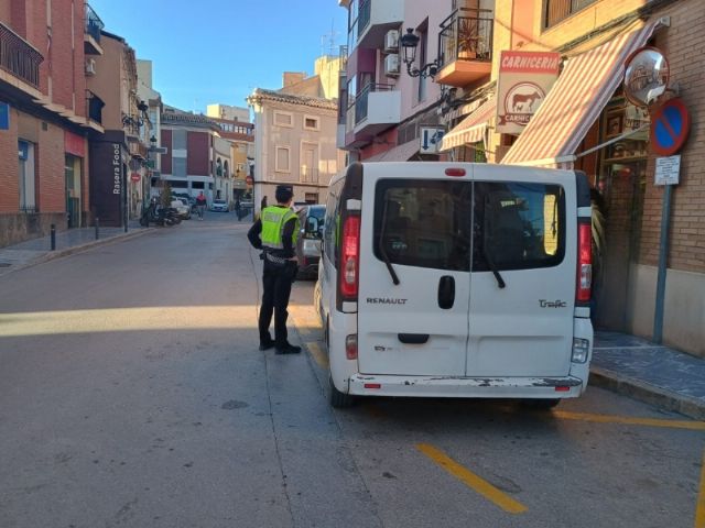 La Policía Local intensifica los controles y multa con 200 euros a furgonetas que obstaculizan el tráfico en varias calles de Totana