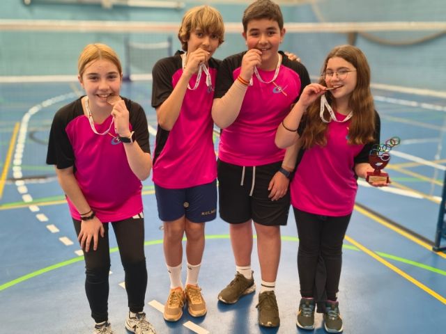 El equipo infantil del IES Juan de la Cierva, 4º clasificado en la Final Regional de Bádminton