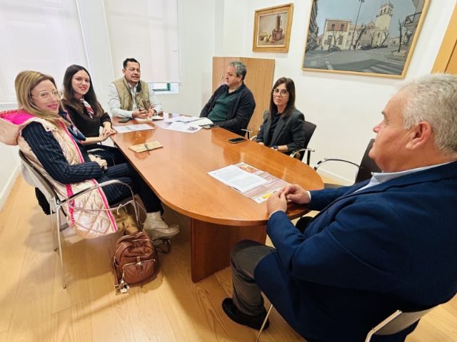 La renovada directiva de la nueva Asociación de Comerciantes de Totana presenta a los responsables municipales sus necesidades y proyectos de futuro para esta nueva andadura