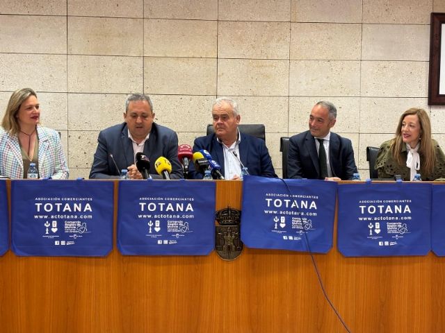 La renovada Junta Directiva de la Asociación de Comerciantes de Totana presenta su nueva imagen corporativa y la campaña de bolsas reutilizables