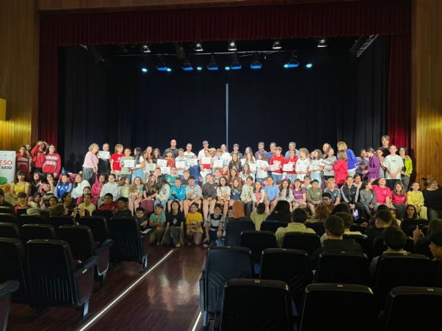 Más de 800 alumnos de Educación Primaria y Secundaria de 10 centros educativos realizan propuestas en el Pleno Joven 2025/2026, celebrado hoy en el Teatro Ginés Rosa