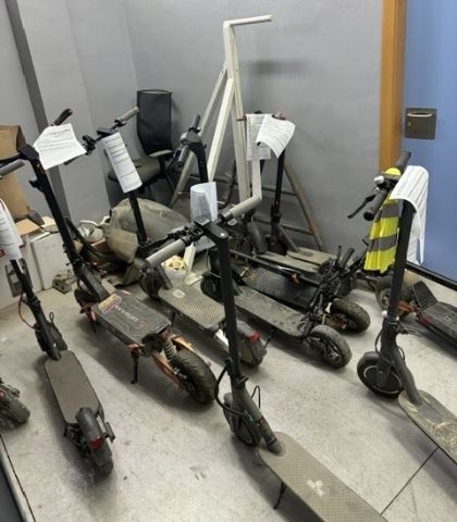 La Policía Local retira en lo que va de año más de una treintena de patinetes eléctricos (VMP) de la vía pública por incumplir con alguno de los requisitos legales establecidos en la actualidad