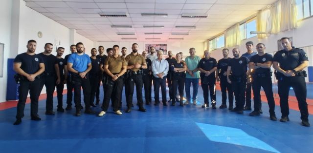 Diecinueve agentes de la Policía Local realizan un curso de 'Operador en bastón policial extensible'