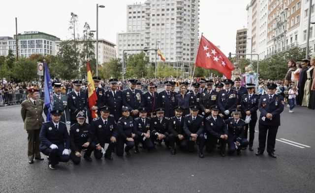 El agente jubilado Andrés Martín Gómez representa a la Policía Local de Totana en el tradicional Desfile de la Hispanidad en Madrid