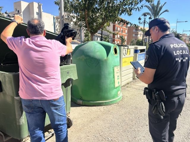 La Policía Local realiza 11 denuncias desde que se inició la campaña de control sobre los horarios y lugares para el depósito de basuras, enseres y escombros
