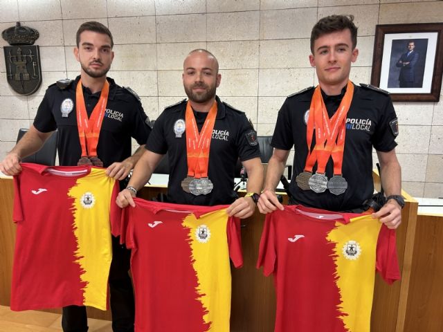 Homenajean a los tres agentes de la Policía Local que participan con éxito en el XI Campeonato de Europa de Cuerpos de la Policía Local y Bomberos “European Police & Fire Games”