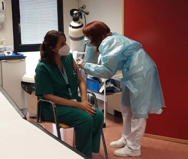 Los días 15 y 16 se procederá a la vacunación de los profesionales que desempeñen su trabajo en clínicas privadas con atención directa a pacientes