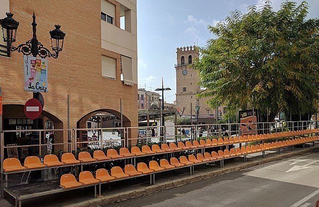 La Federación de Peñas de Carnaval vuelve a ceder, por cuarto año consecutivo, la gestión de las gradas a Padisito para presenciar los dos desfiles de adultos y el infantil en la calle Puente