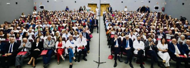 El hospital Virgen de la Arrixaca rinde homenaje a los profesionales en el acto de clausura de su 50 aniversario