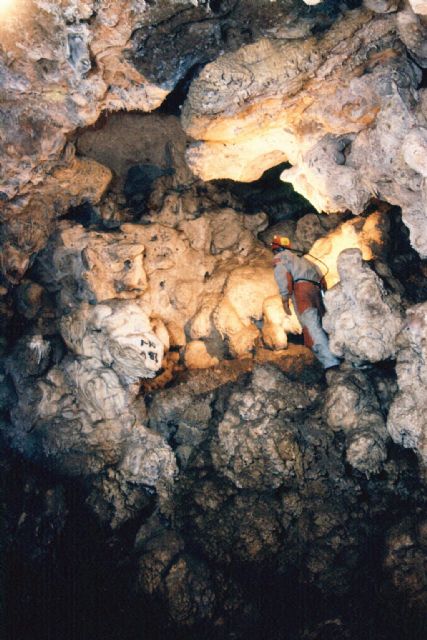 La Comunidad instala un vallado de protección en la Cueva de La Matea de Sierra Espu&ntilde;a