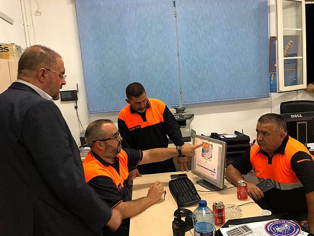 Voluntarios de la Agrupación en Totana coordinan las labores de emergencias en el Centro de Coordinación de Protección Civil (CECOPAL), coincidiendo con el temporal de lluvias