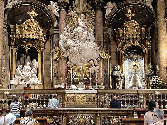 Conjunto escultórico del Altar de la Santa Capilla en la Basílica. En el relieve se contemplan tres momentos clave: la Venida de la Virgen María a orillas del Ebro ante el Apóstol Santiago y sus discípulos (izquierda), la imagen de la Virgen señalando el sagrado Pilar (centro) y la columna a que Santiago recibió de manos de la Virgen (derecha).