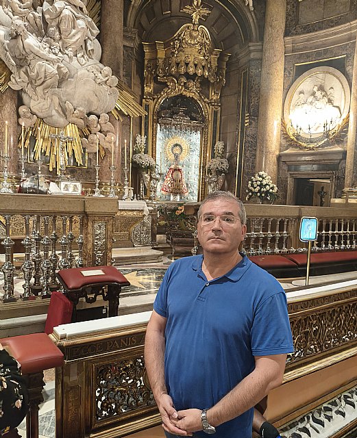 Recuerdo de mi paso por la Basílica, posando frente al Altar Mayor con la venerada imagen del Pilar presidiendo la escena desde el fondo.