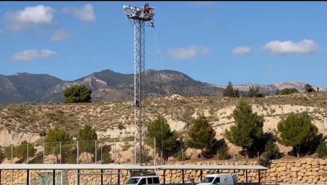 Se instalan nueve nuevos proyectores de iluminación en los dos campos de fútbol de la Ciudad Deportiva