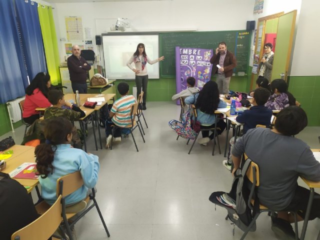 Igualdad agradece a los escolares de los diferentes centros de enseñanza su participación en la exposición sobre la Eliminación de la Violencia de Género