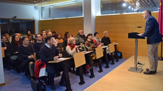 La concejal de Comercio asiste a una reunión de ediles en esta materia de todos los municipios murcianos