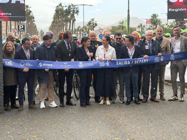 La consejera de Turismo, Cultura, Juventud y Deportes participa en la salida oficial de la Vuelta Ciclista a la Región