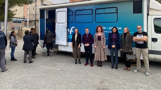 La oficina móvil 'SEF+Cerca' atiende a más de 320 personas en su primer mes de funcionamiento